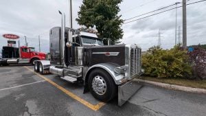 Cathy Lussier et Martine Linteau discutent des services PacLease chez Excellence Peterbilt, en compagnie de Benoit Therrien et Sophie Jacob, organisé par Alain Pinard (photo d'un camion chez Excellence).