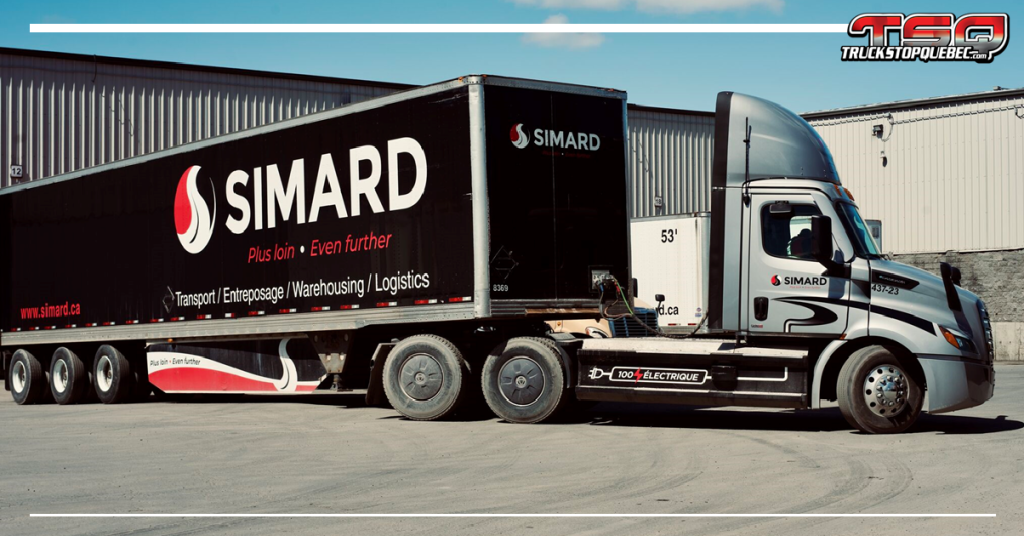 Brandon Abraham et Sylvie Lemay discutent des camions électriques chez Simard Transport, et sur cette photo, l'un des camions électriques et une nouvelle remorque noire.