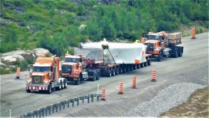 Transport hors-norme d'une valve Papillon par Bellemare, escorté par l'équipe Escorte Routière Baie-Comeau.