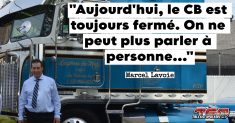 Marcel Lavoie devant l'un de ses camions, qu'il a conduit au travers de son expérience de 48 années dans le camionnage.