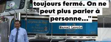 Marcel Lavoie devant l'un de ses camions, qu'il a conduit au travers de son expérience de 48 années dans le camionnage.