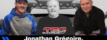 Photo regroupant Jonathan Grégoire de Transport Grayson, Benoit Therrien de Truck Stop Québec et Claude Quirion, posant devant un camion, en lien avec l’épisode du podcast consacré à la sécurité routière, au stratagème Chauffeur Inc., aux relations et extrait de Radio X.