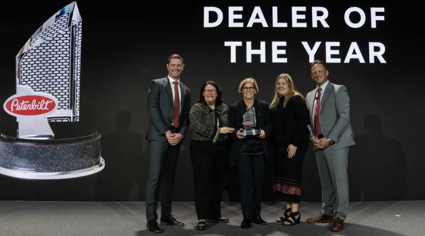 Excellence Peterbilt honorée par Peterbilt pour son leadership en affaires